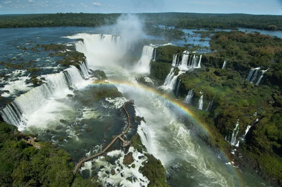 Cataratas do Iguaçu com arco-íris, a poucos minutos da Pousada Cataratas em Foz do Iguaçu