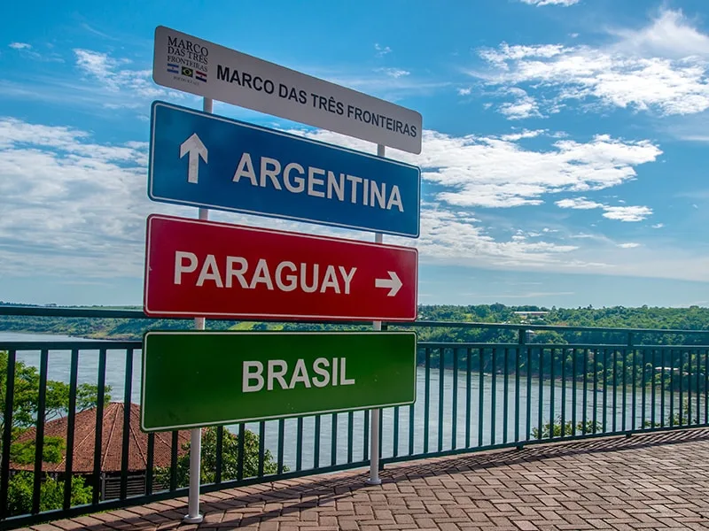 Marco das Três Fronteiras entre Brasil, Argentina e Paraguai em Foz do Iguaçu