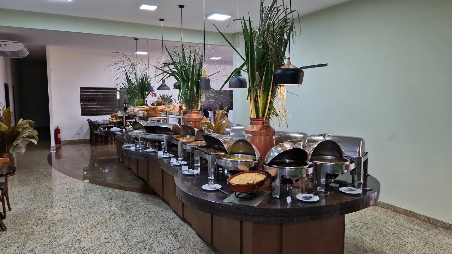 Buffet de almoço do restaurante Aipim Gastronomia — Pacote Longa Estadia da Pousada Cataratas em Foz do Iguaçu
