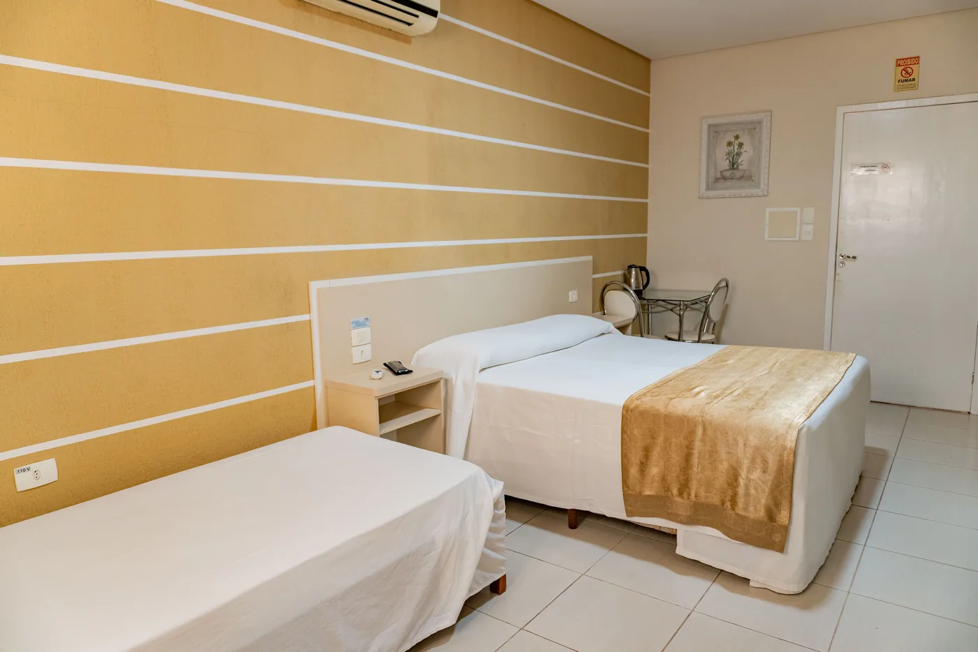 Cama de casal e cama de solteiro do Quarto Triplo da Pousada Cataratas em Foz do Iguaçu